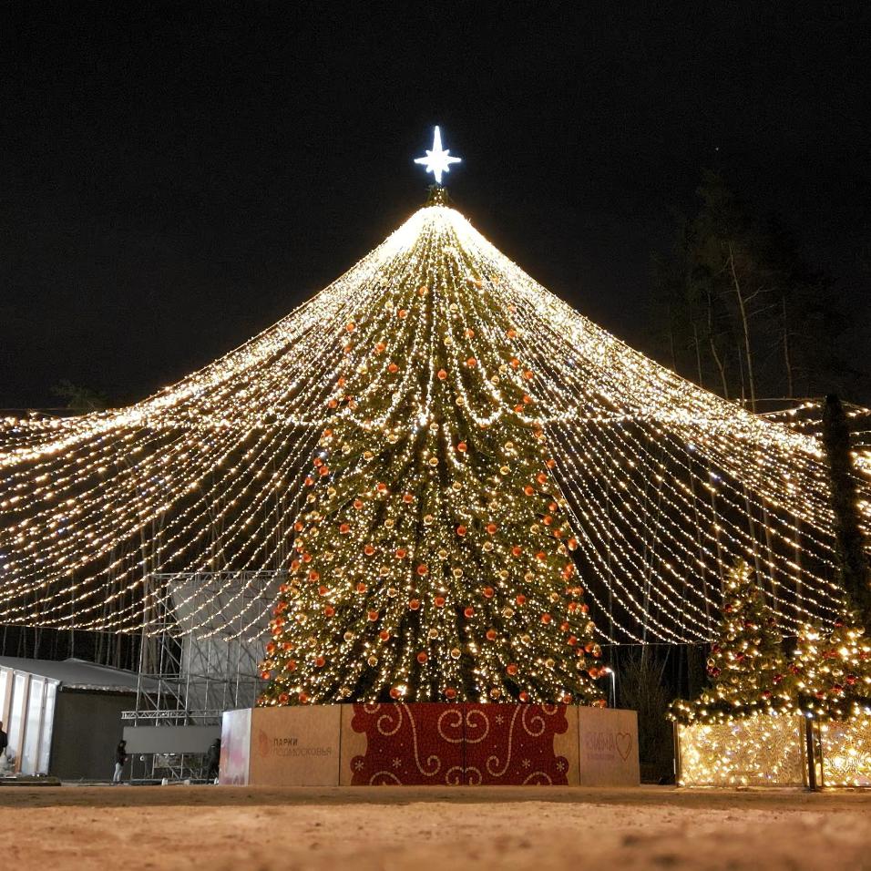 Московская искусственная уличная елка с вплетенным светодинамическим освещением